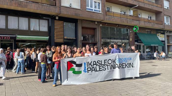 Genozidioaren aurka ahotsa altxatu dute ikasleek