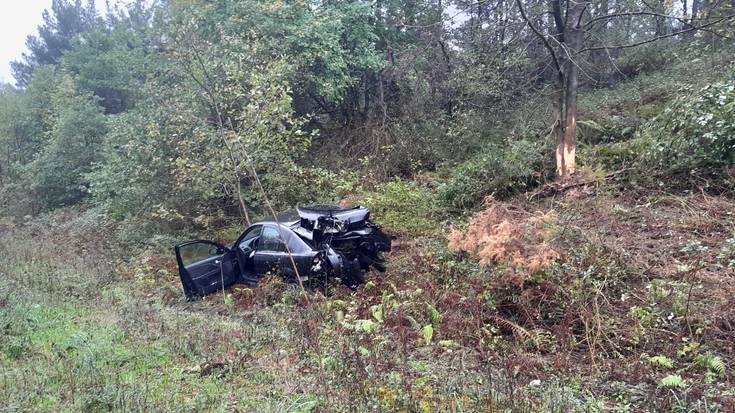 Zauritu bat egon da Orozkon, auto bat errepidetik atera ostean