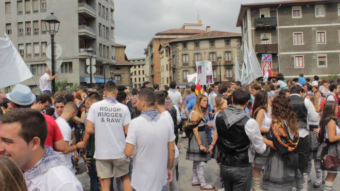 Suziria piztuta lehertu da j 46 1502803842105