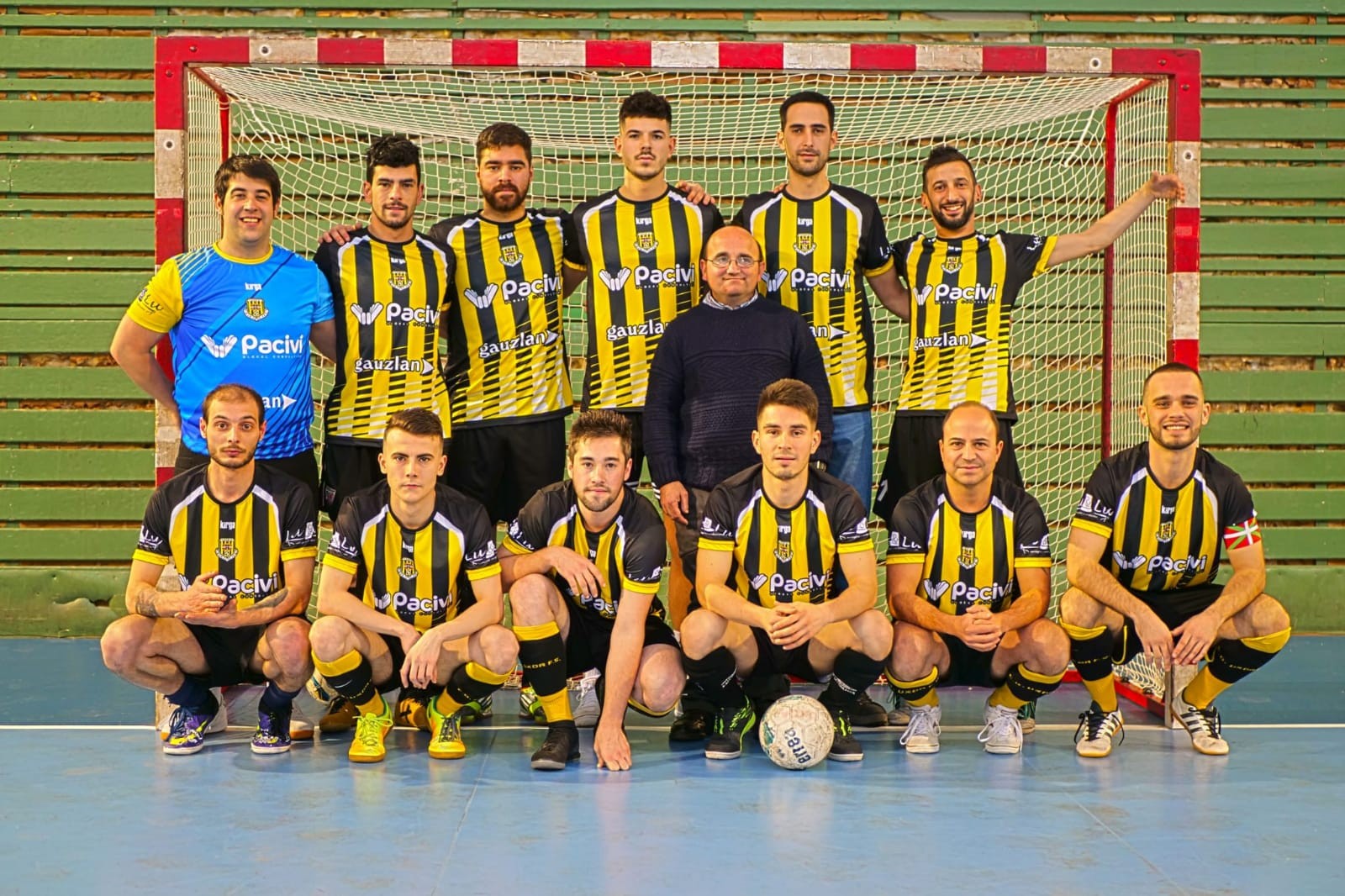 Uxoa eta Arkada en la Grada taldeak, areto futbolean jokatzera behartuak pandemiaren erdian