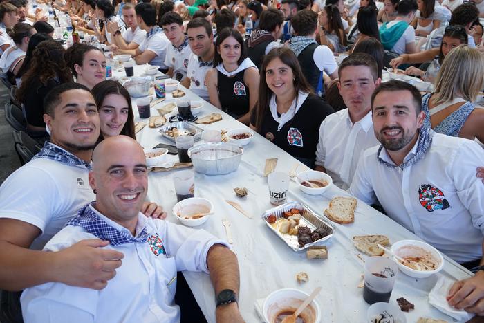 Jendetza batu da kuadrillen  22 1756401858604