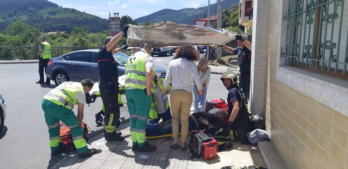 Istripua gertatu da Orozkon, auto baten eta motor baten artean