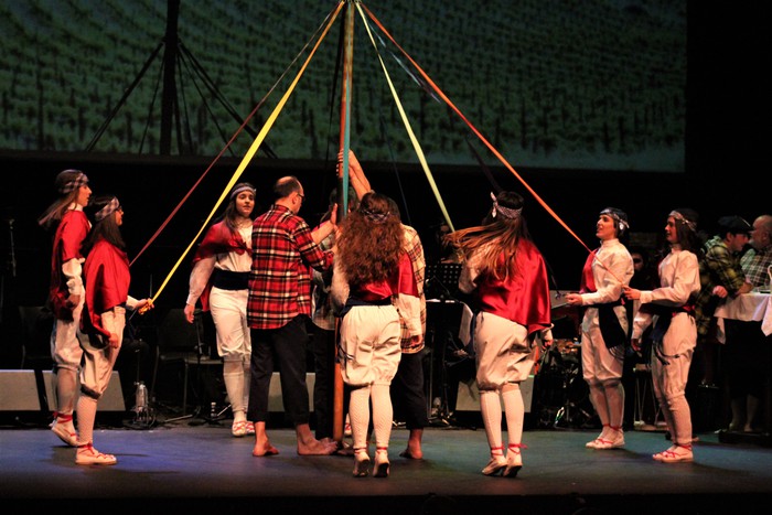 Eskualdeko ehundik gora dantzari eta musikarik koloreztatu zuten Amurrio Antzokiko oholtza - 138