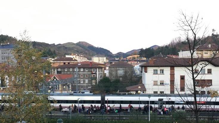 Alvia tren bat matxuratu da Laudioko geltokian