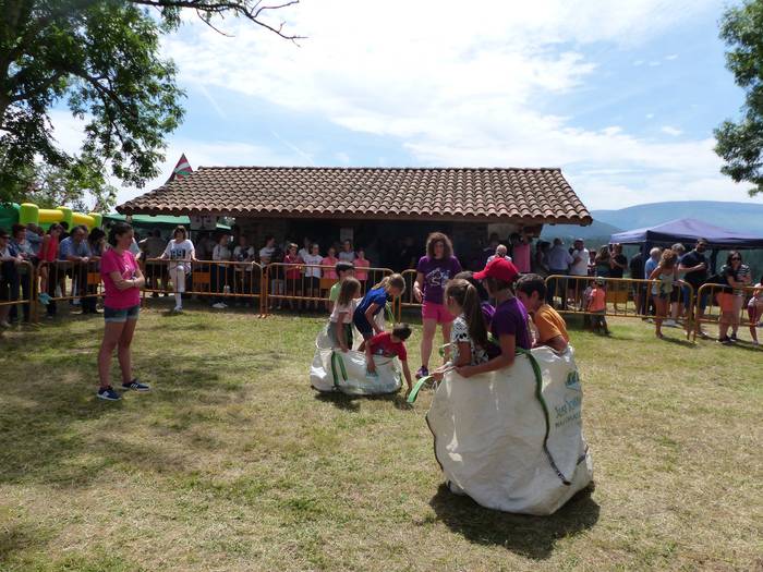 Jende ugari bildu zen Ama Zu 12 1565382323544