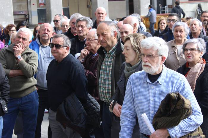 Aiaraldeko plazak bete dituz 11 1520881237622