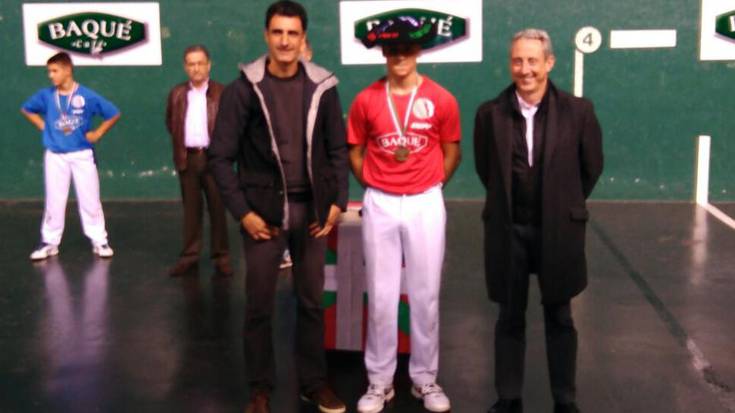 Iker Yustek 18-3 irabazita jantzi du Durangoko Baque txapelketako txapela
