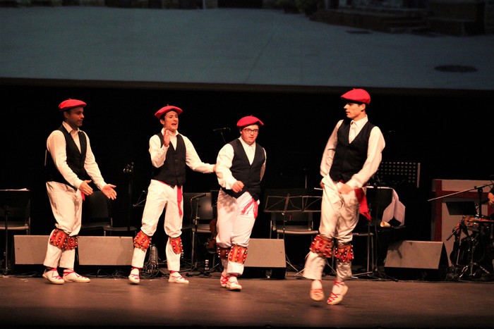 Eskualdeko ehundik gora dantzari eta musikarik koloreztatu zuten Amurrio Antzokiko oholtza - 124