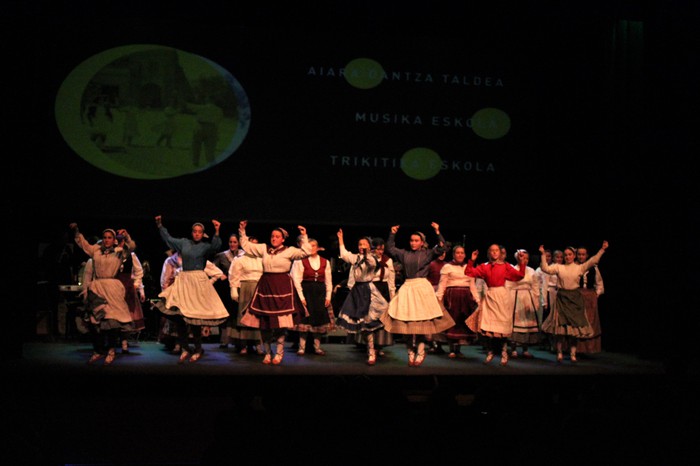 Eskualdeko ehundik gora dantzari eta musikarik koloreztatu zuten Amurrio Antzokiko oholtza - 146