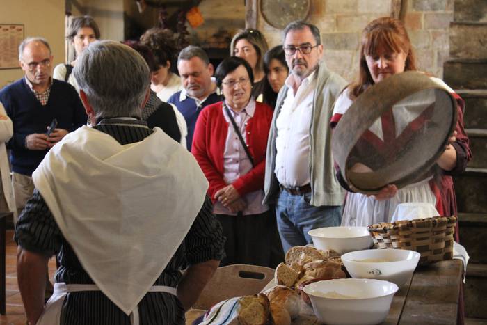 Helduentzako eta haurrentzako tailerra eta solasaldia egin zuten