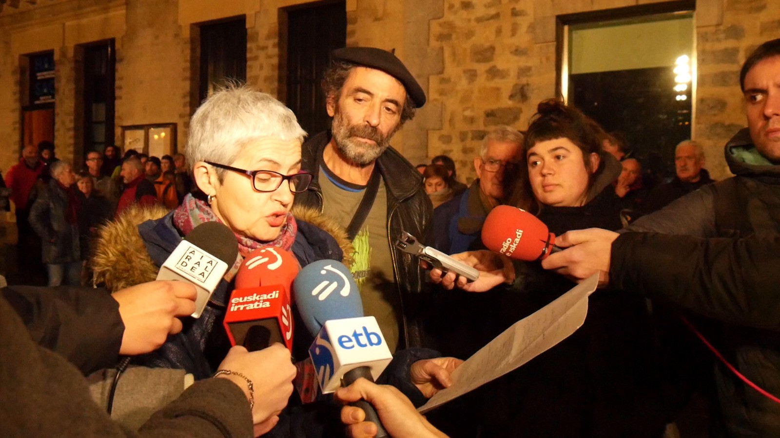 "Tiro egin zuenak jakin dezala gu ez garela mugituko arbasoen etxetik, ezta gure pentsamendu politikotik"