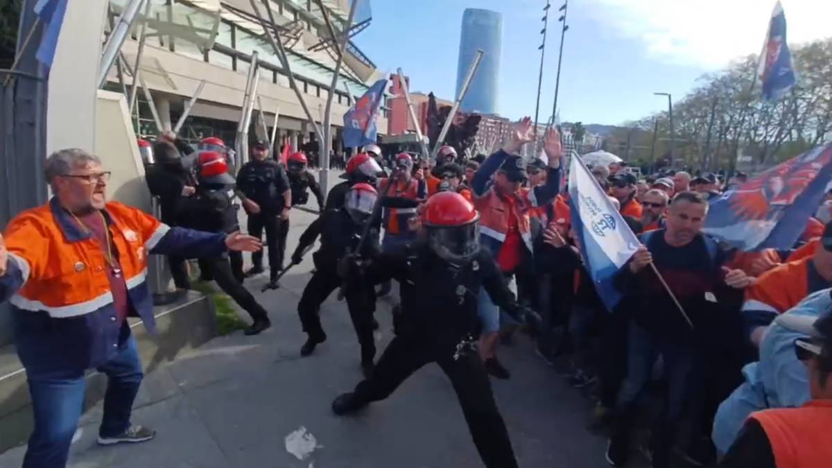 Ertzaintza Tubos Reunidoseko langileen kontra oldartu da BBVAren akziodunen batzarraren aurrean