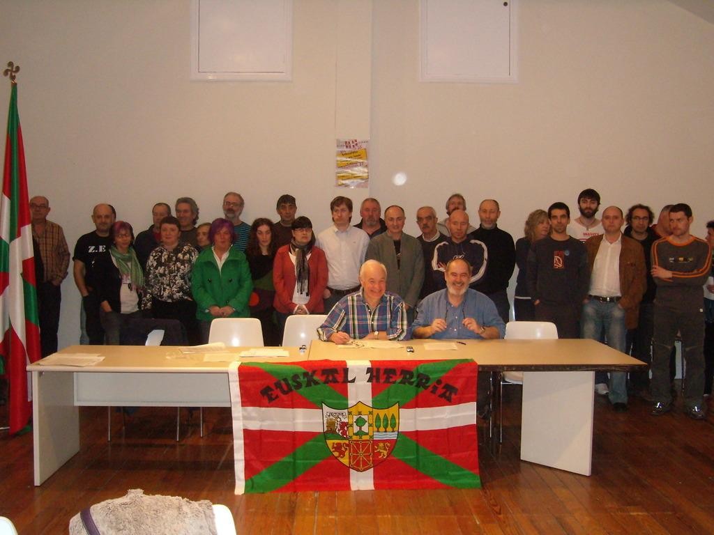 Hainbat laudioarrek Aberri egunean balkoietan ikurrina jartzeko eskatu dute