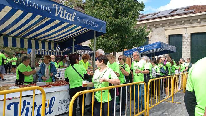 Minbiziaren aurkako elkartearen jarduna ezagutzera emateko hitzaldia
