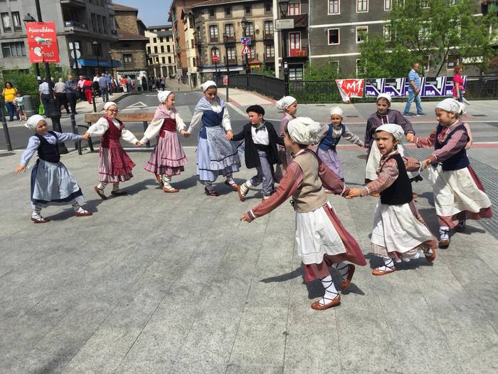 Ehunka dantzari eta ikusle b 9 1524460703915