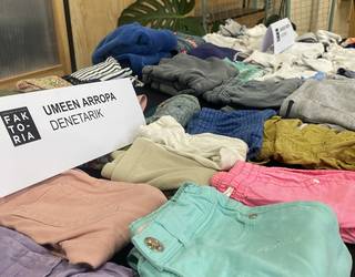 Arropa hilari bizi berri bat eman diote Faktorian