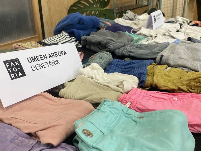 Arropa hilari bizi berri bat eman diote Faktorian