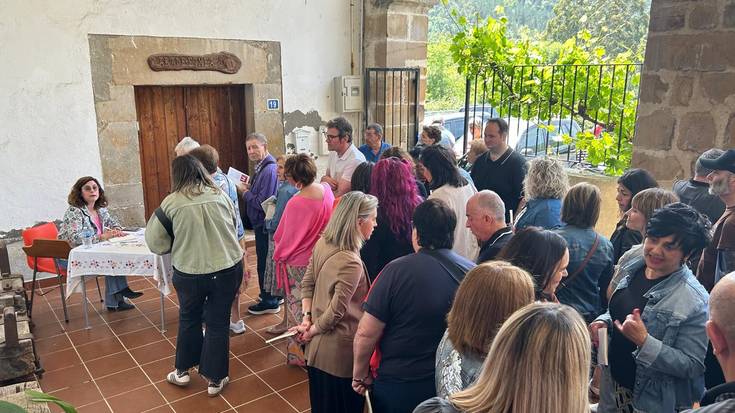 Okondoko eliza bete du Almudena Otaolak bere liburuaren aurkezpenean