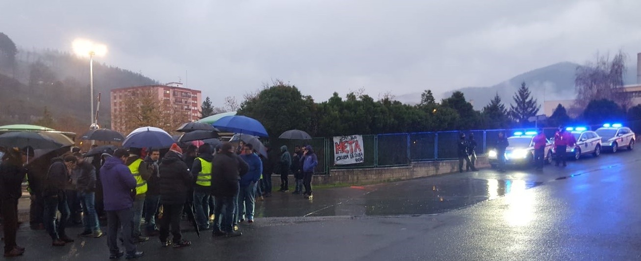 Tentsio uneak bizi izan dira grebalarien eta poliziaren artean Aiala Vidrio enpresan