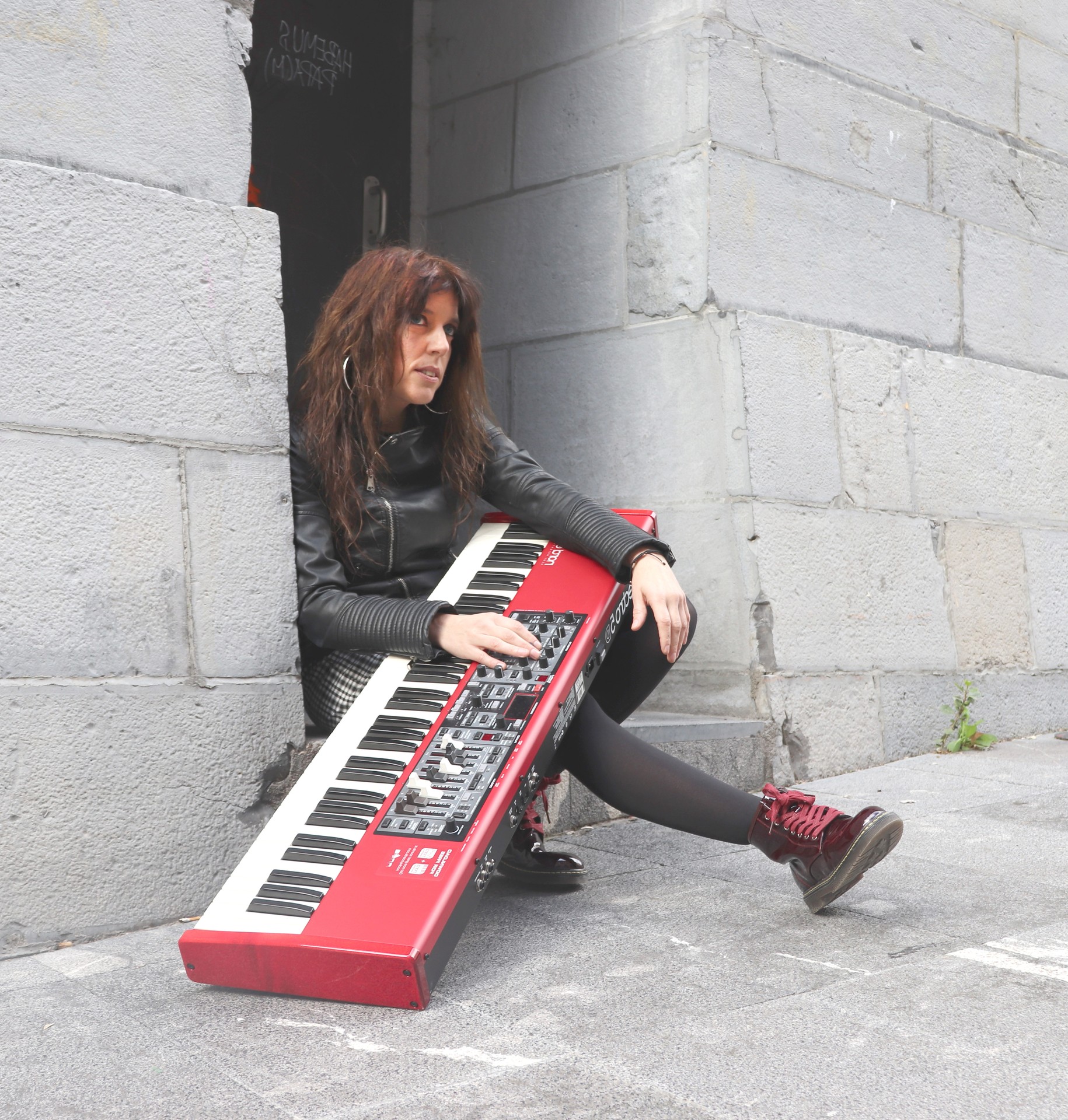 “Pianoa da nire ihes hodia. Barne sentimenduetan oinarrituta daude sortu ditudan abestiak”