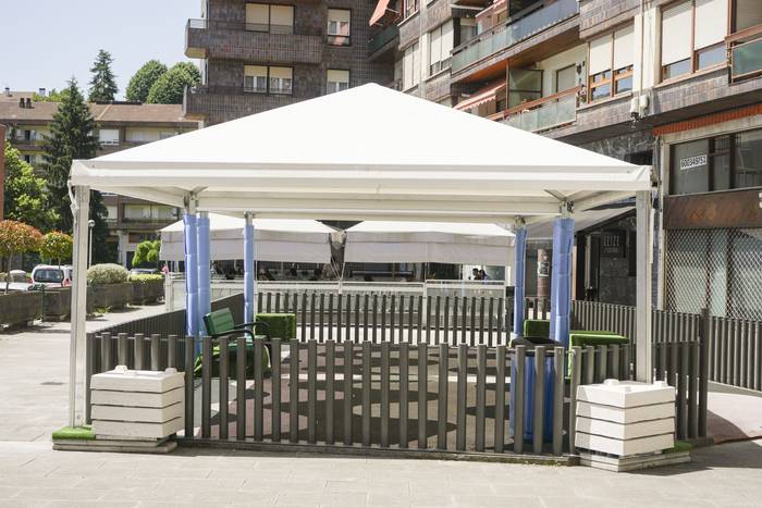 Omniak salatu du Haurreskolan instalatutako karpa ez dela aurrekontuetan adostutakoa