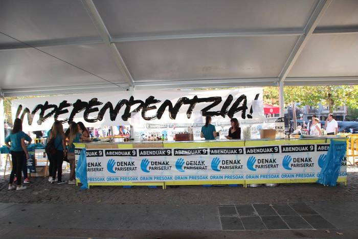 Gazte ugari batu zituen Inde 39 1508073986743