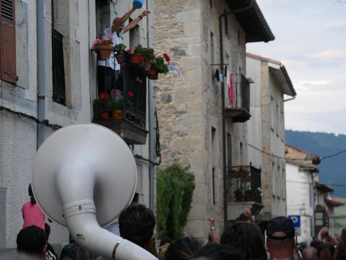 Ura eskatzen zeharkatu dute  42 1536437001462