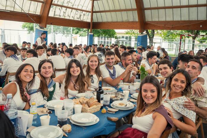 Ehunka lagun bildu dituzte j 109 1757018635656