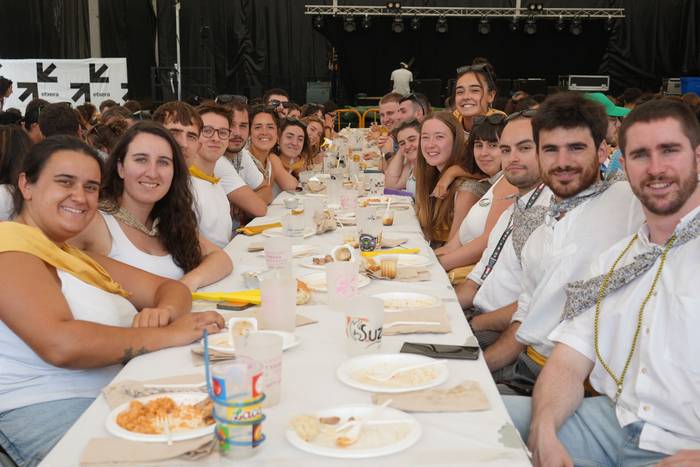 Ehunka lagunek egin dute bat 18 1755423050385