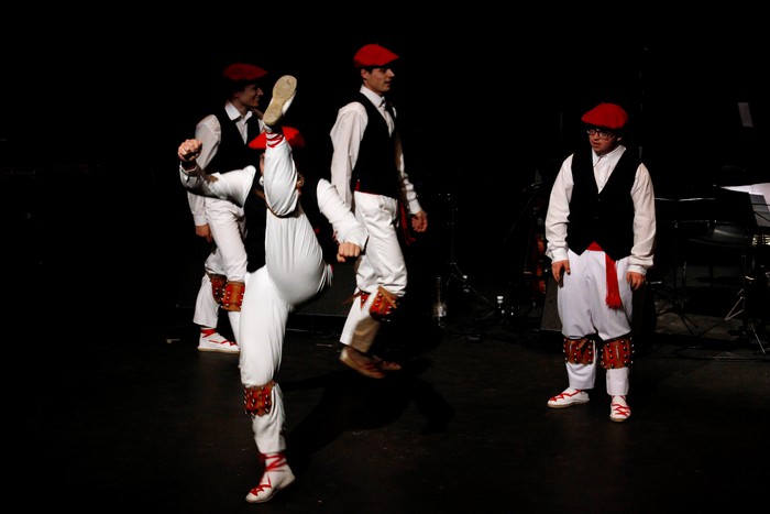 Eskualdeko ehundik gora dantzari eta musikarik koloreztatu zuten Amurrio Antzokiko oholtza - 24