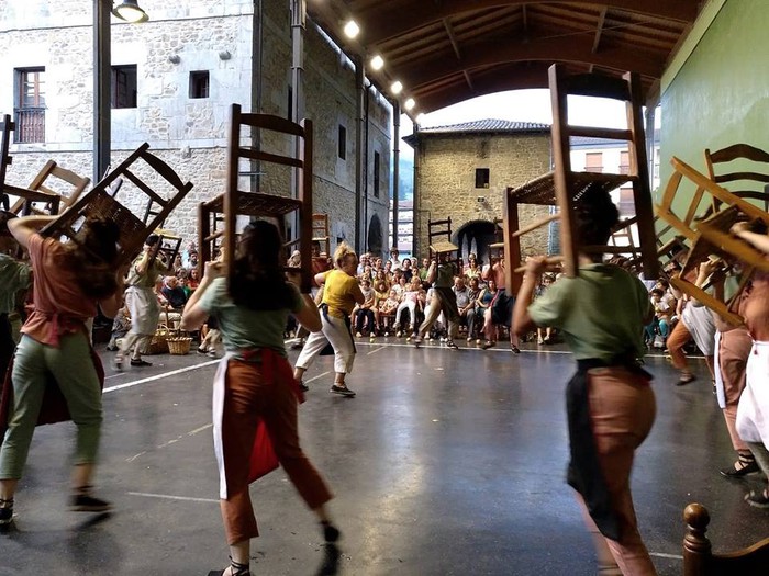 Oinkari dantza taldeak "Sagartu" ikuskizuna eskaini zuen ostiralean - 1