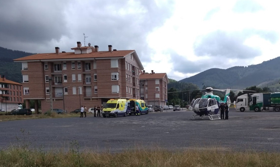 14 urteko txirrindulari batek kolpea jaso du eta helikopteroz eraman dute ospitalera