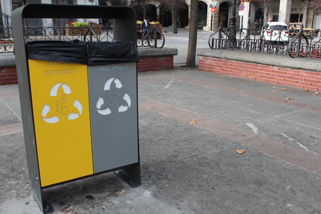 Plastikoa eta organikoa birziklatzeko zaborrontzi txikiak jarri dituzte