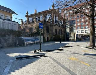 Abian dira mugikortasun urriko pertsonek taxia garraiobide alternatibo gisa erabil dezaten Aldundiak eskaintzen dituen laguntzak