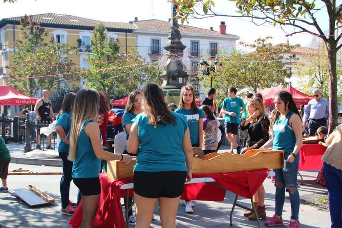 Gazte ugari batu zituen Inde 30 1508073931655