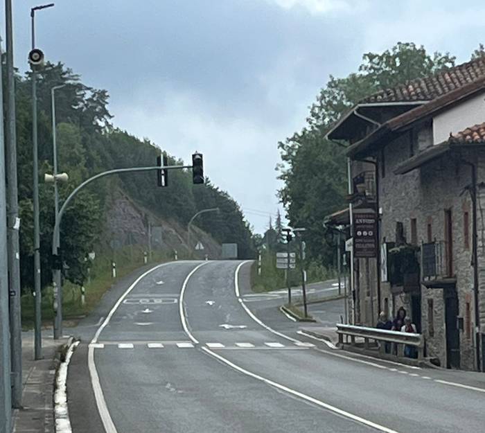 Arespalditzako semaforoa konpontzeko pieza baten zain daude