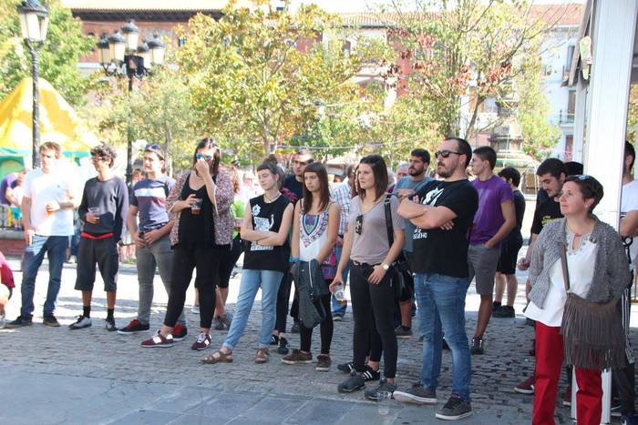 Gazte ugari batu zituen Inde 26 1508073903508