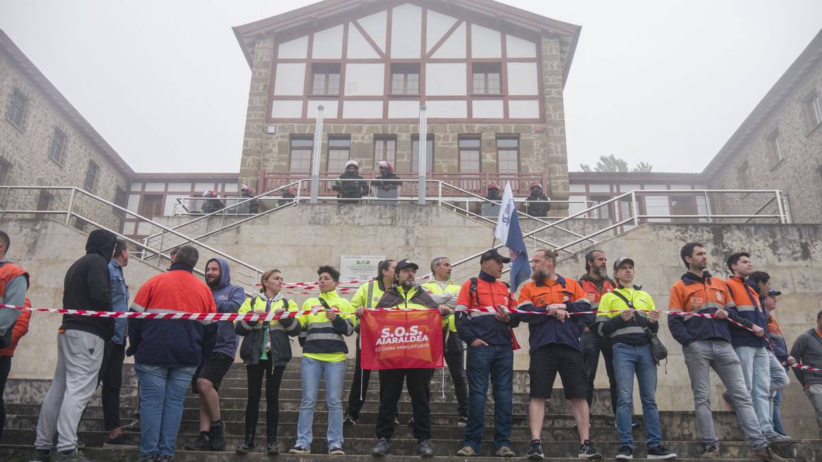 Giza katea osatu dute Tubos Reunidos eta Maderas de Llodioko langileek, instituzioei “neurri erreal eta urgenteak” eskatzeko