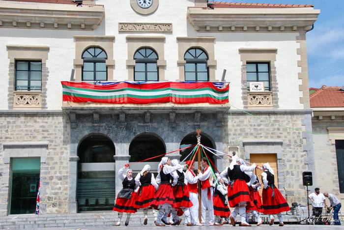 Dantza taldeak taldeak izan  218 1496057430729