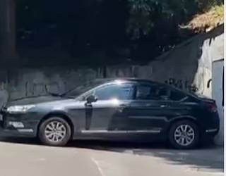 Auto batek Granja kiroldegiko eskaileren kontra jo zuen atzo, esku-frenoak kale egin ondoren