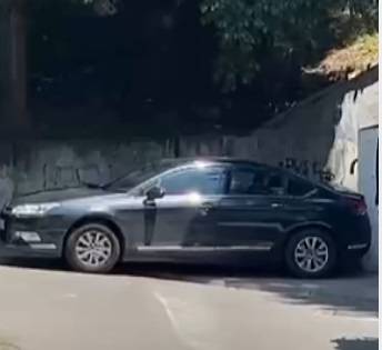 Auto batek Granja kiroldegiko eskaileren kontra jo zuen atzo, esku-frenoak kale egin ondoren