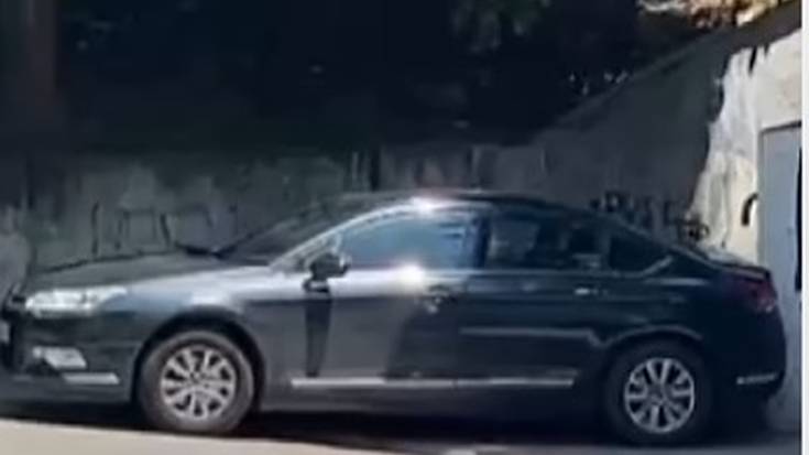 Auto batek Granja kiroldegiko eskaileren kontra jo zuen atzo, esku-frenoak kale egin ondoren