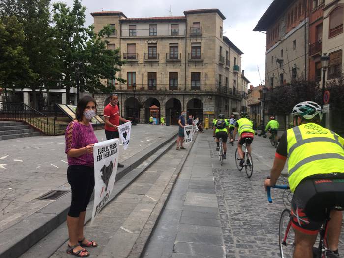 Bide bazterretan herritar ugarik animatu dituzte