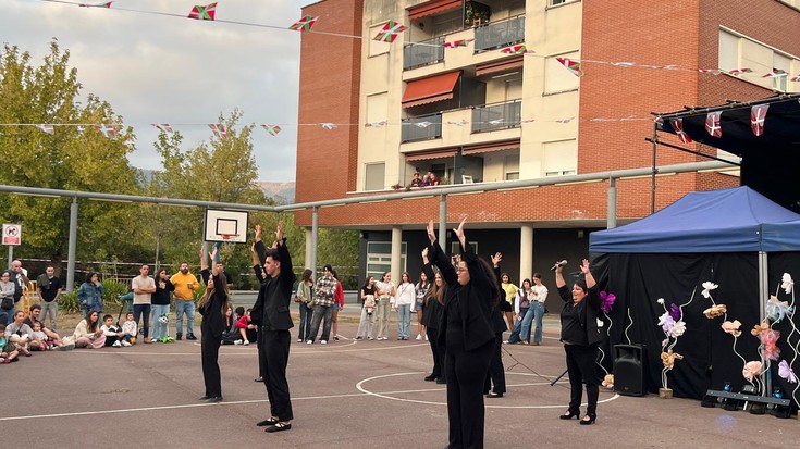 Dantza eta musika artean hasi dira Bañuetako jaiak