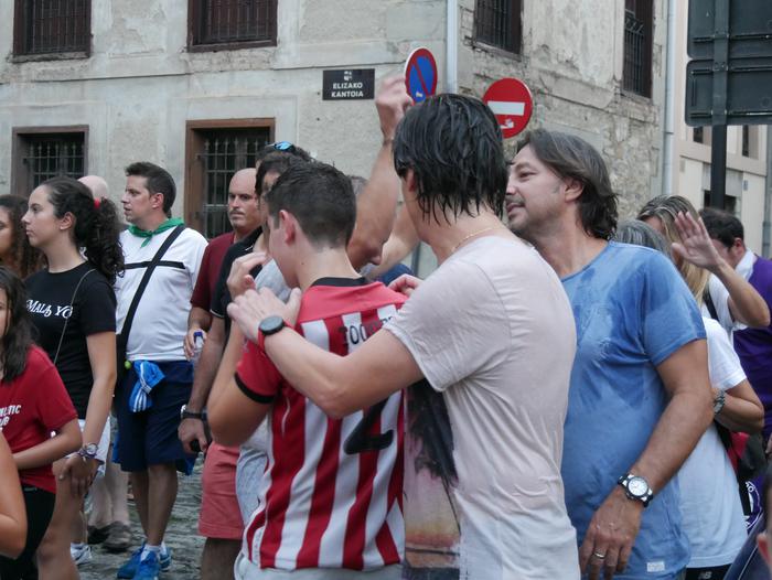 Ura eskatzen zeharkatu dute  54 1536437243845