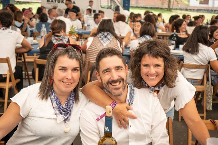 Ehunka lagun bildu dituzte j 27 1757018390913