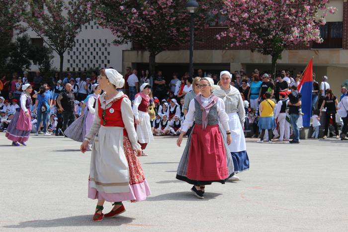 Ehunka dantzari eta ikusle b 16 1524460820870