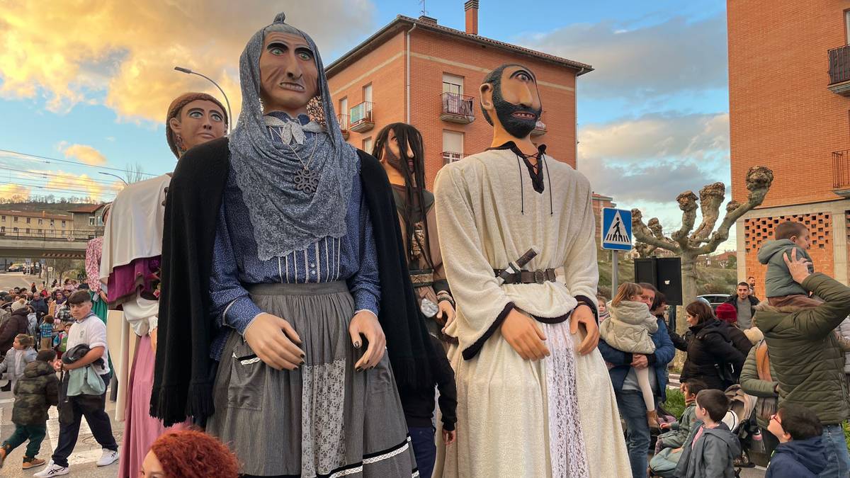 Kalejiran zeharkatu dute Amurrio Txantreako Erraldoiek