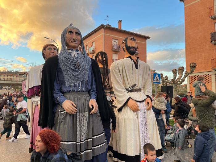 Kalejiran zeharkatu dute Amu 1 1766337543749