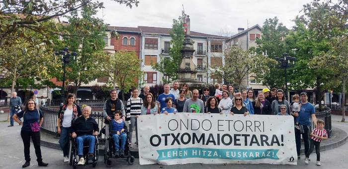 "Otxomaio euskaldunen alde" lerratu dira Urduñako hainbat elkarte eta eragile